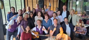 Bedrijfsuitje groepsfoto pubquiz Quizmasters of Melody juichen gezelligheid