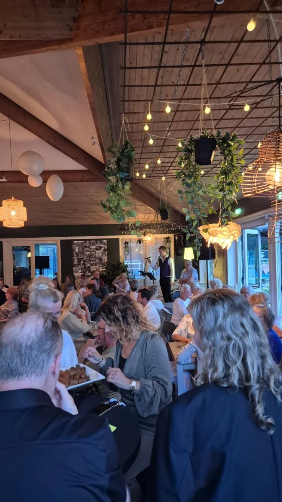Pubquiz groepsuitje op locatie gezellig Rens Warnar Quizmasters of Melody