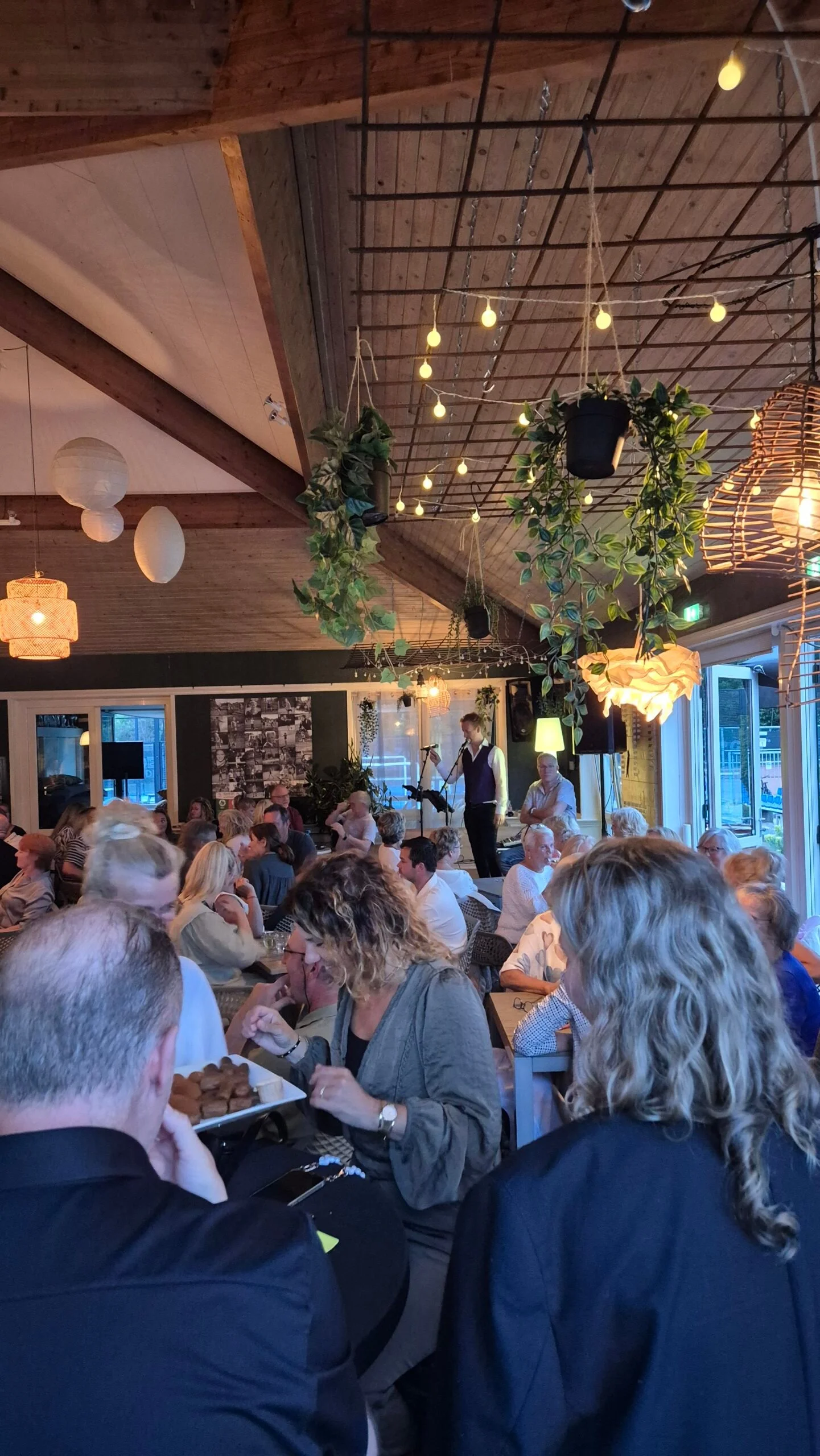 Pubquiz groepsuitje op locatie gezellig Rens Warnar Quizmasters of Melody