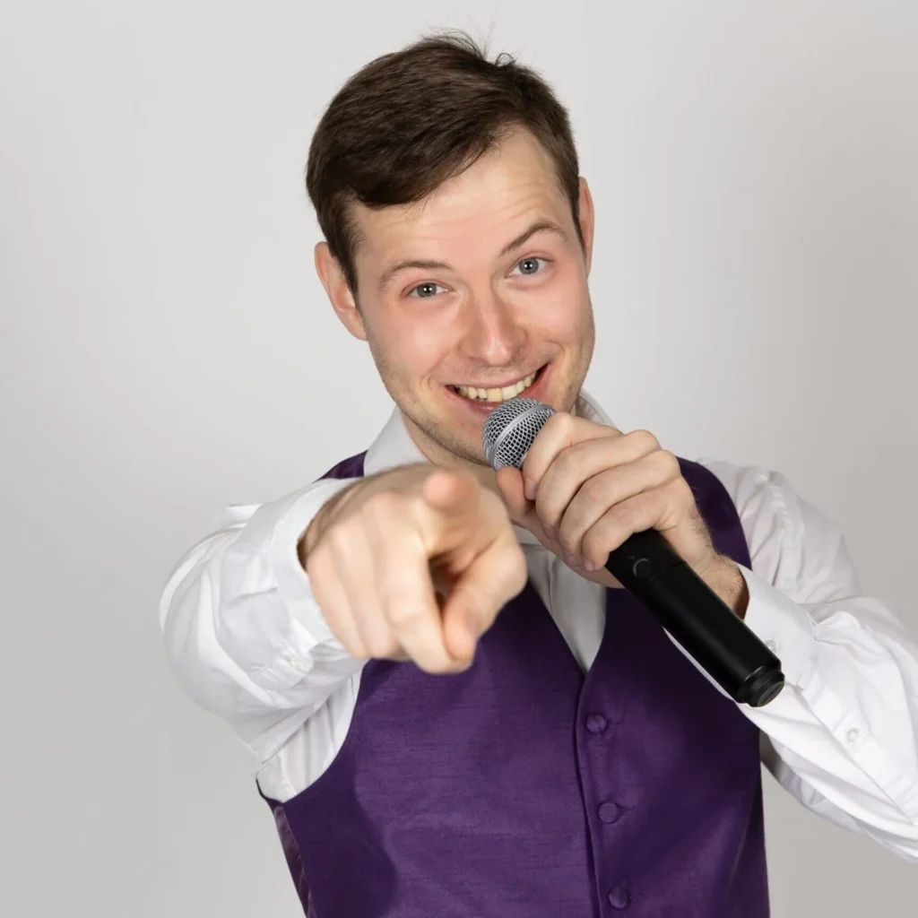 Quizmaster Jurre van der Linden met mic in hand presentator Pubquiz