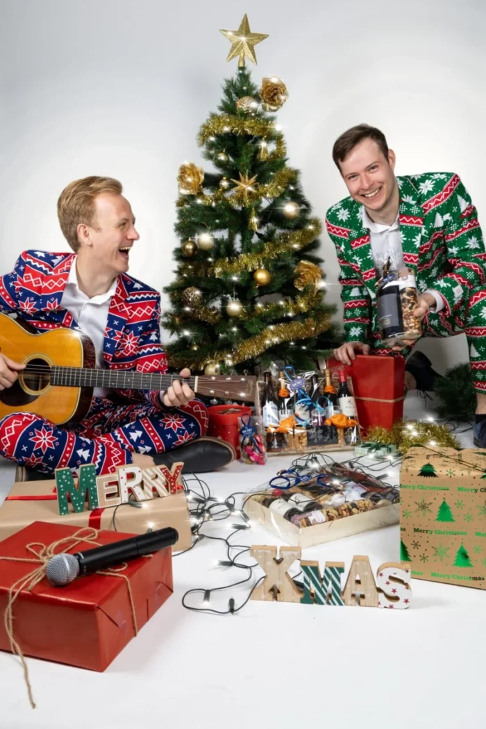 Quizmasters of Melody Kerst Jurre van der Linden en Rens Warnar Kerstpakken Merry Christmas Kerstboom gezelligheid