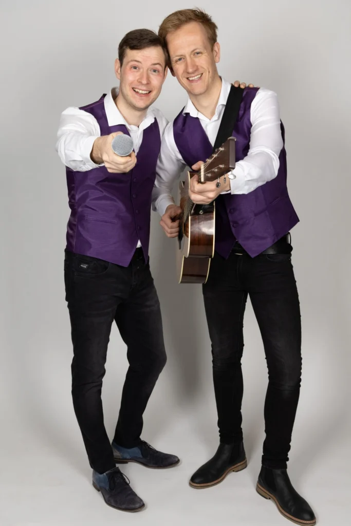 Quizmasters of Melody staand Pubquiz live muziek duo presentatie Jurre van der Linden en Rens Warnar